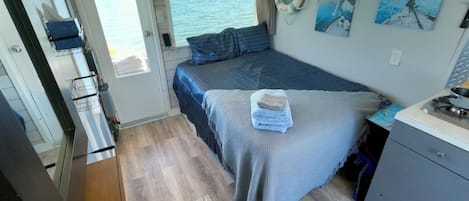 1 bedroom, desk, bed sheets