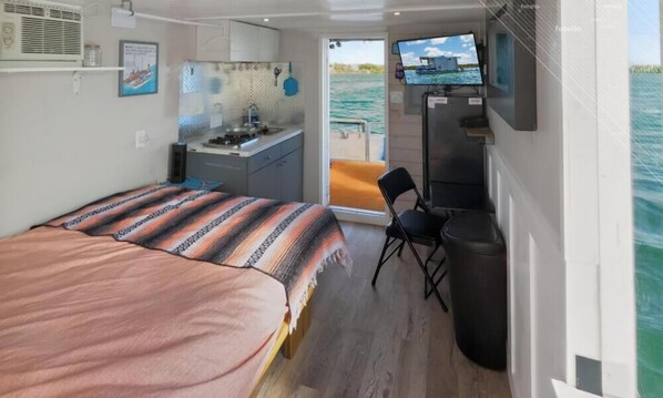Room - Affordable, adventurous house boat powered by renewable energy in Key West (Key West)
