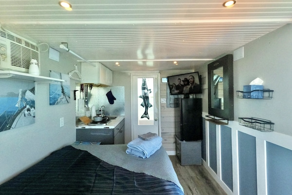 1 bedroom, desk, bed sheets