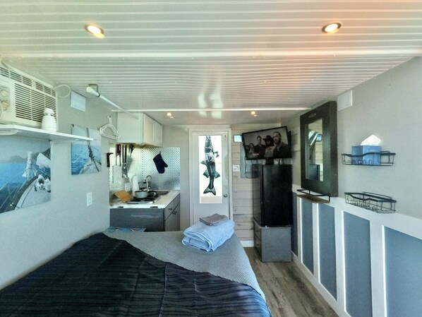 1 bedroom, desk, bed sheets