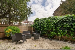 House - Roomy 2 Bed Garden Flat Quick Links to Central (London)