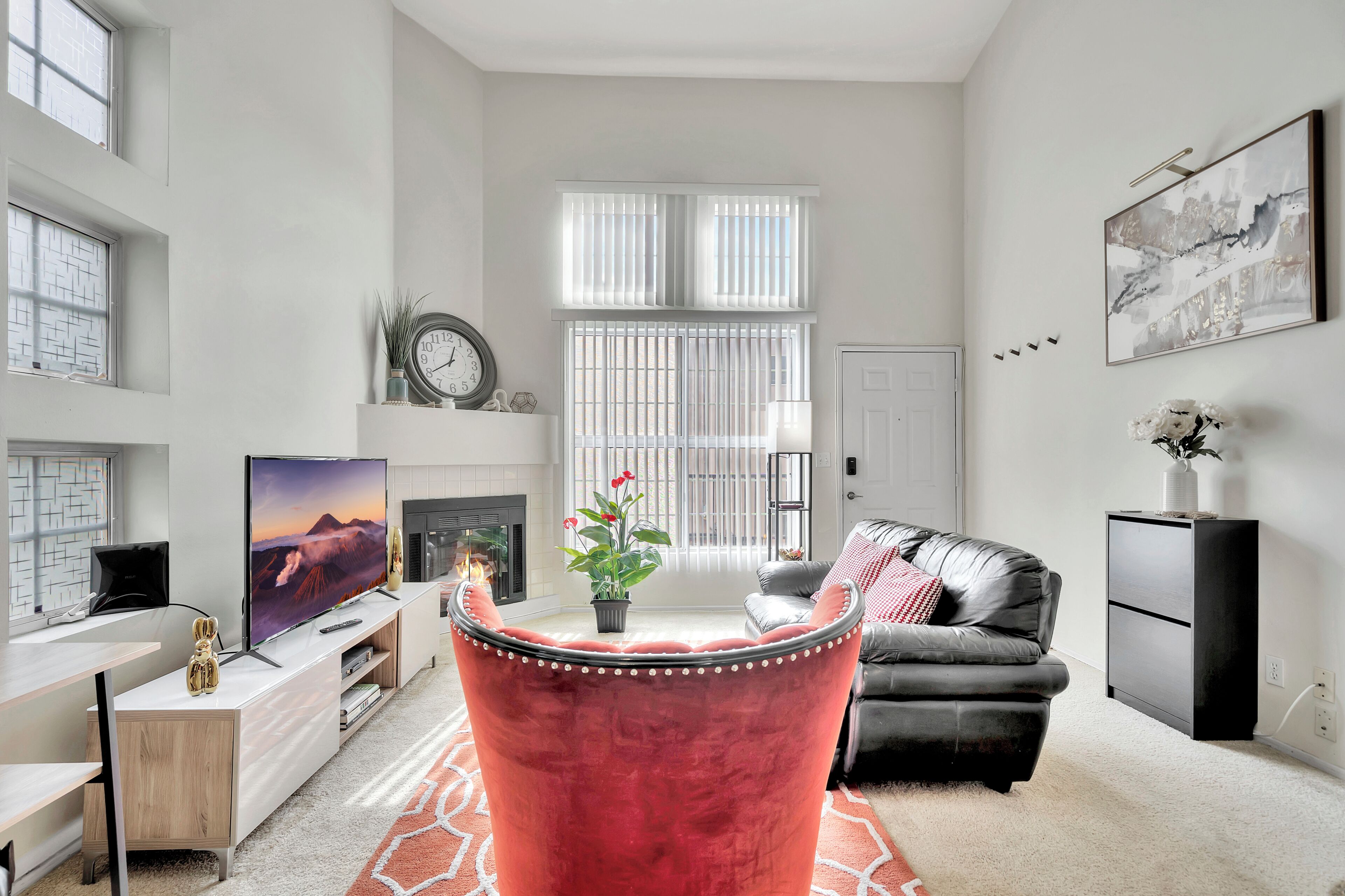 TV, fireplace