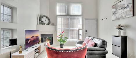 TV, fireplace