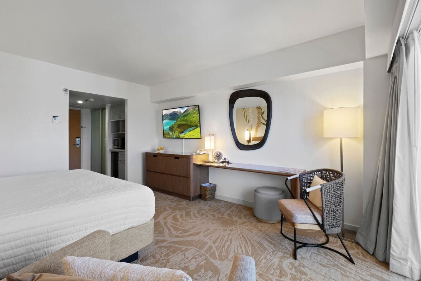Desk, iron/ironing board, WiFi, bed sheets