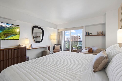 Luxury Hotel Suite-24th Floor, Ocean & City Views