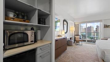 Skrivbord, strykjÀrn/strykbrÀda, wi-fi och sÀngklÀder