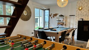 A room with a foosball table, billiards table, and a world map on the wall. - BoiKlo - Heated pool/Billard/Nordic spa 10p (Mesnils-sur-Iton)