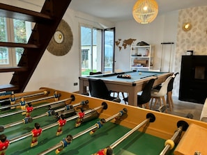 A room with a foosball table, billiards table, and a world map on the wall. - BoiKlo - Heated pool/Billard/Nordic spa 10p (Mesnils-sur-Iton)
