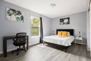 3 Schlafzimmer, Schreibtisch, Bügeleisen/Bügelbrett, WLAN