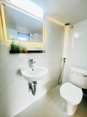 Douche, sèche-cheveux, bidet, serviettes fournies