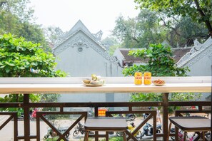 Outdoor dining - Hoan Kiem Lake View / Balcony / 3Q Beds / 6 Pax (Hà Nội)
