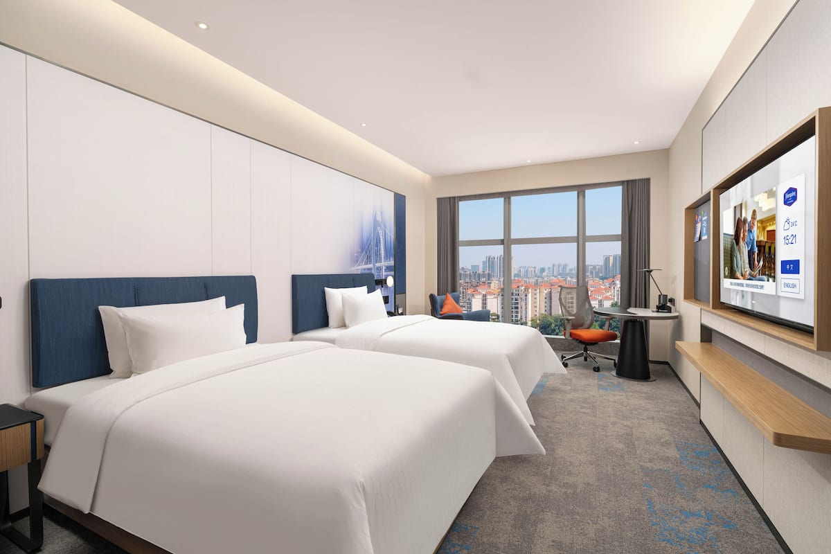 Habitación Deluxe con 2 camas individuales, vista a la ciudad | Ropa de cama de alta calidad y camas con efecto memoria