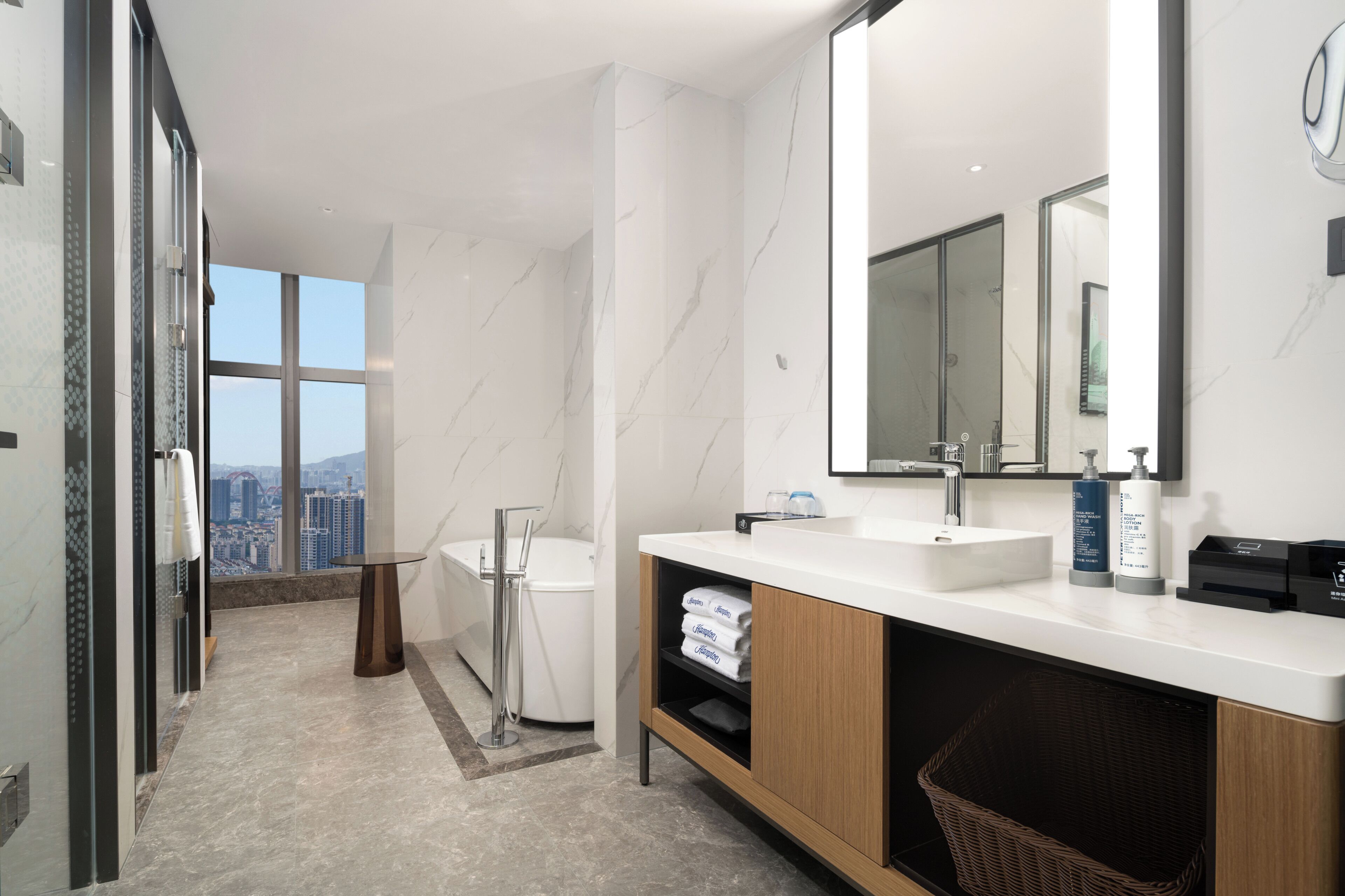 Suite Affaires, vue ville | Salle de bain | Douche à « effet pluie », articles de toilette gratuits, sèche-cheveux