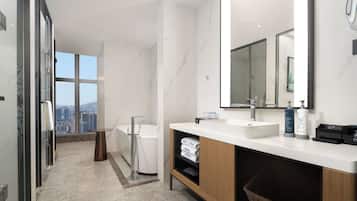 Suite Affaires, vue ville | Salle de bain | Douche à « effet pluie », articles de toilette gratuits, sèche-cheveux