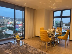 Interior - Luxurious Apt. Z.10 GT City | 2Bedroom | AC | Wifi | Parking | Swimming Pool Jacuzzi (Ciudad de Guatemala)