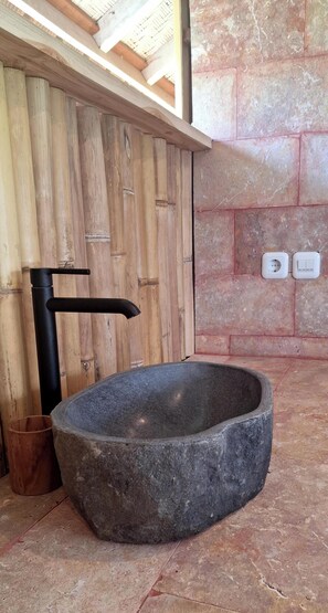 Bruser, bidet, håndklæder, Sæbe