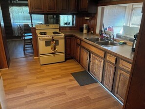 Private kitchen - Walden Legacy Lodge – North Park Basecamp - Hunt, Fish, Hike, and Snowmobile (Walden)