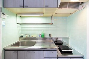 Appartement, non-fumeurs, vue ville (e02) | Cuisine privée | Réfrigérateur, micro-ondes, plaque de cuisson