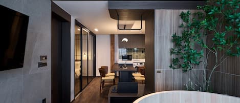 Signature Suite Spa Family | Blackout drapes, soundproofing, free WiFi, bed sheets