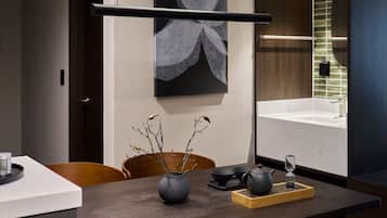 Signature Suite Spa Family | Blackout curtains, soundproofing, free WiFi, bed sheets