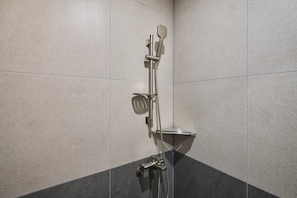 Signature Suite Family | Badkamer | Een haardroger, een bidet, handdoeken, shampoo