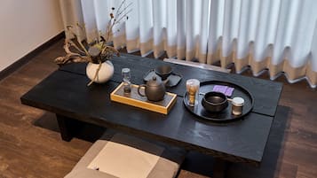 Habitación Deluxe doble | Cortinas opacas, sistema de insonorización, wifi gratis y ropa de cama