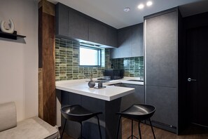 Signature Suite Family | Cocineta privada | Refrigerador, microondas y parrilla de estufa 