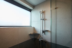 Signature Family | Badkamer | Een haardroger, een bidet, handdoeken, shampoo