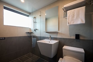 Signature Family | Badkamer | Een haardroger, een bidet, handdoeken, shampoo