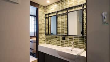 Signature Spa Family | Bathroom | Hair dryer, bidet, towels, shampoo