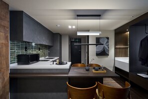 Signature Suite Spa Family | Eigene Kochnische | Kühlschrank, Mikrowelle, Herdplatte