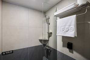 Signature Spa Family | Badkamer | Een haardroger, een bidet, handdoeken, shampoo