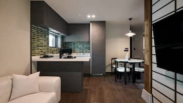 Signature Spa Family | Blackout curtains, soundproofing, free WiFi, bed sheets