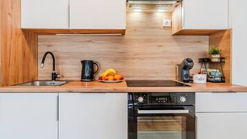 Fridge, oven, stovetop, dishwasher