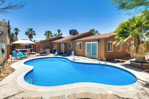 Outdoor pool - Lux - Mins To Strip, Allegiant Stadium and The Sphere (Las Vegas)