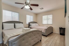 3 bedrooms, iron/ironing board, travel cot, free WiFi - Lux - Mins To Strip, Allegiant Stadium and The Sphere (Las Vegas)