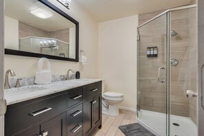 Shower, hair dryer, towels, soap - Lux - Mins To Strip, Allegiant Stadium and The Sphere (Las Vegas)