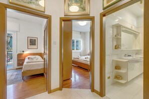 3 bedrooms, free WiFi, bed sheets - Rosa Apartment, Riva del Garda, Italy (Riva del Garda)