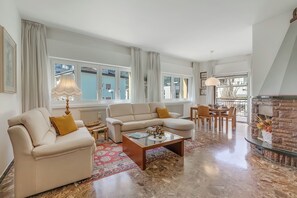 TV - Rosa Apartment, Riva del Garda, Italy (Riva del Garda)