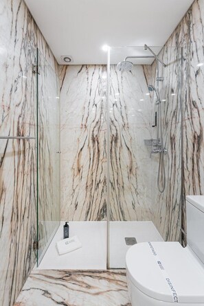 Dusche, Haartrockner, Handtücher