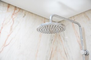 Shower, hair dryer, towels - GuestReady - Blossom Mosaic Marigold Apartment (Porto)