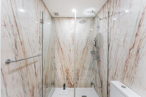 Shower, hair dryer, towels - GuestReady - Blossom Mosaic Marigold Apartment (Porto)