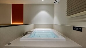 Deluxe-Z Spa | Private spa tub