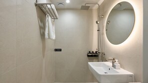 Standard | Baño | Secadora de cabello, pantuflas, bidet, toallas 
