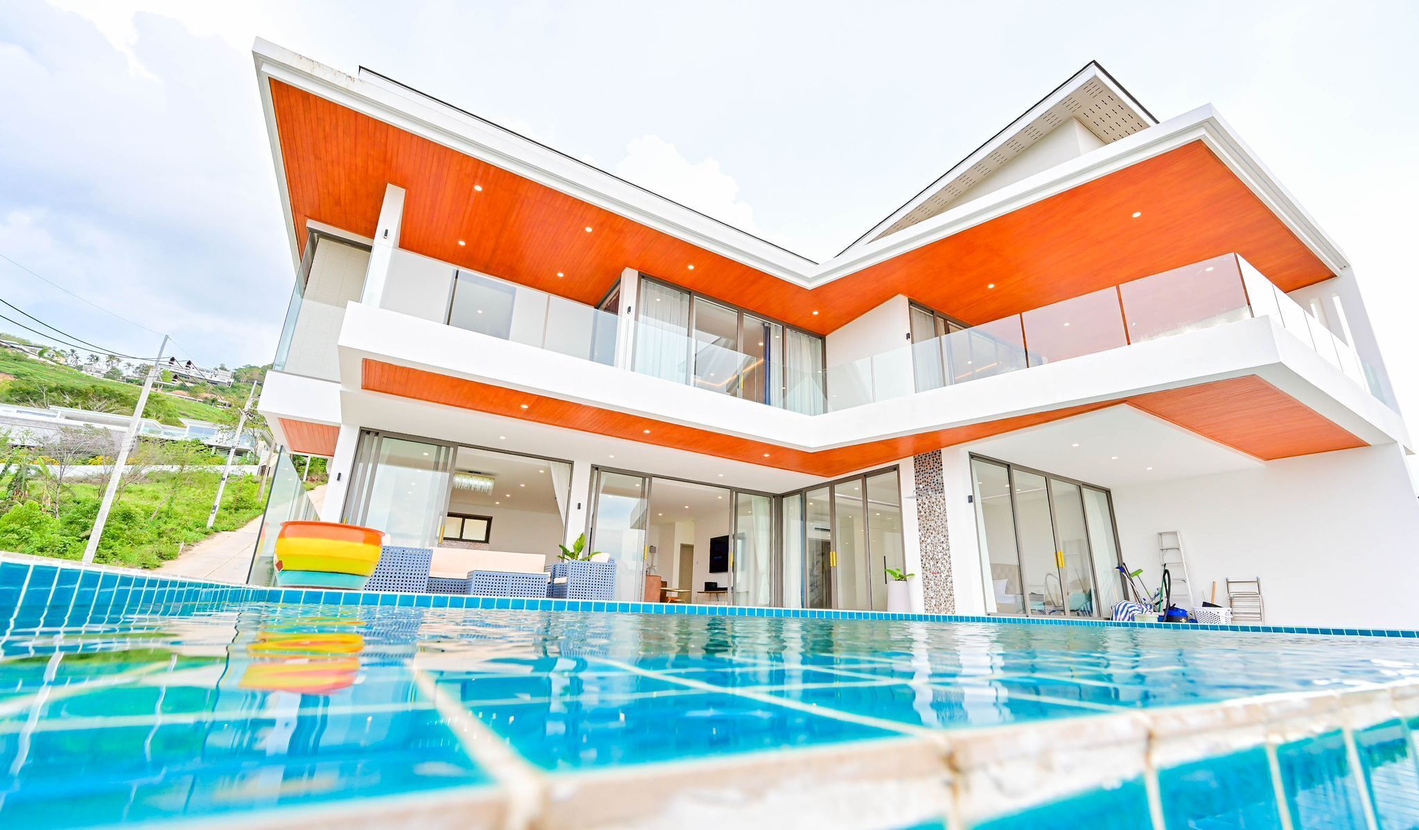 Una piscina al aire libre