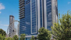 Un edificio moderno a più piani con ampie finestre e un'ampia atrio centrale.