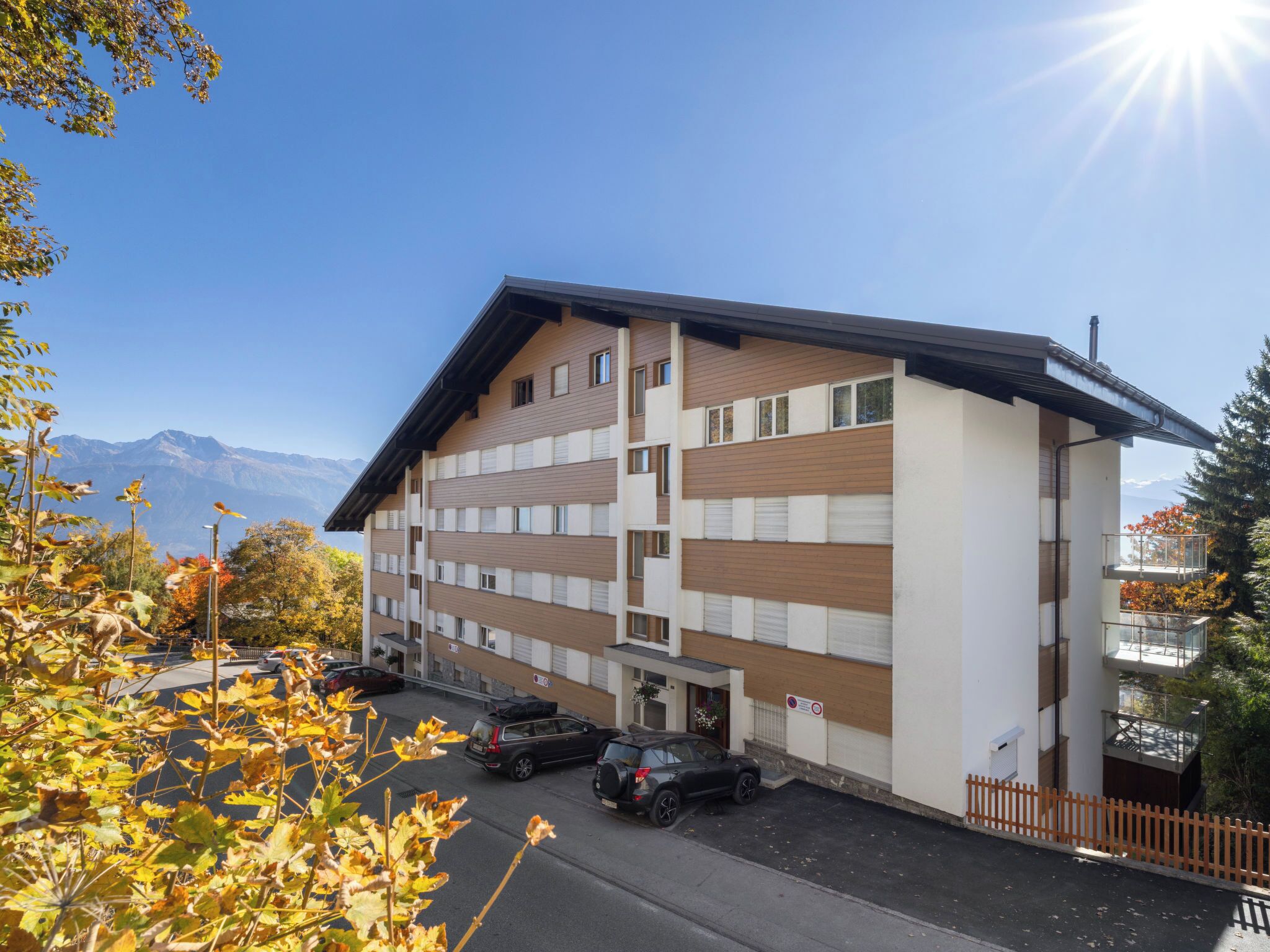 Un hôtel à plusieurs étages au design moderne, doté d’un parking situé à l’avant.