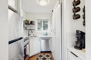 Réfrigérateur, four à micro-ondes, un four, surface de cuisson