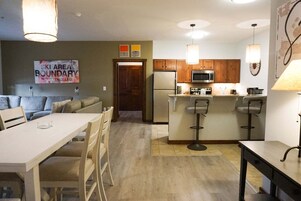 Apartamento, varias camas, bañera de hidromasaje, vistas a la montaña (2 Br: Soaring Eagle 216) | Interior