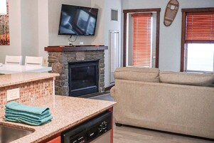 Apartamento, varias camas, bañera de hidromasaje, vistas a la montaña (2 Br: Soaring Eagle 216) | Zona de estar